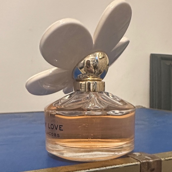 Marc Jacobs Daisy Love Perfume - White and Gold - Picture 2 of 3